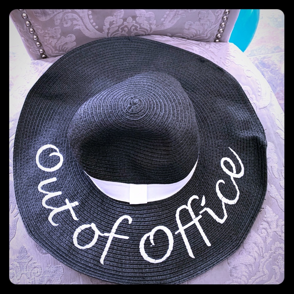 Floppy vacation hat - “out of office” ☀️☀️☀️